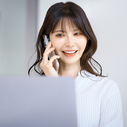 電話をかける女性