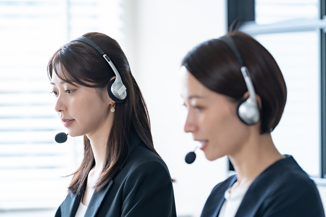 経歴や希望条件を確認する女性