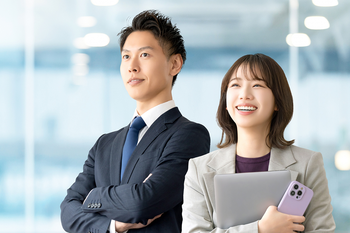 笑顔で就労する男女