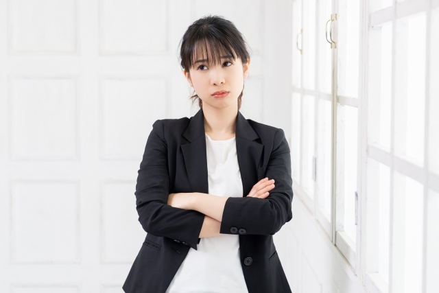 腕組みしている女性