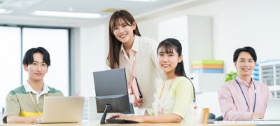 オフィスで働いている男女