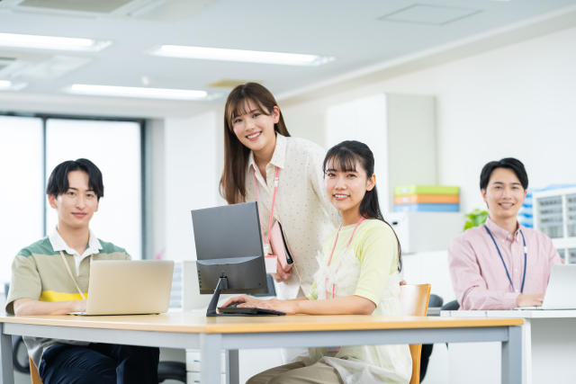 オフィスで働いている男女