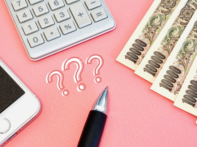 お金が載っている写真