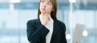 考え事をしている女性