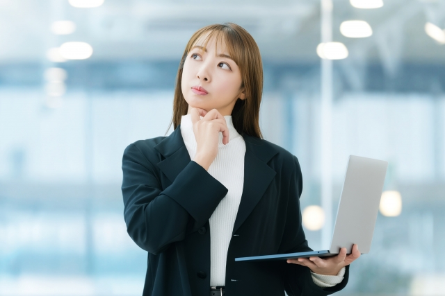 考え事をしている女性