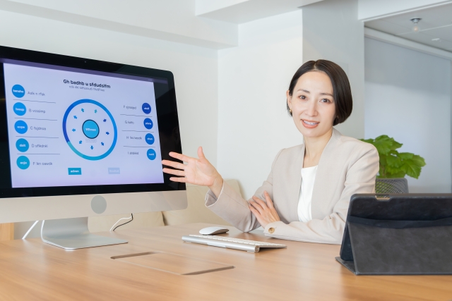 パソコンを持っている女性