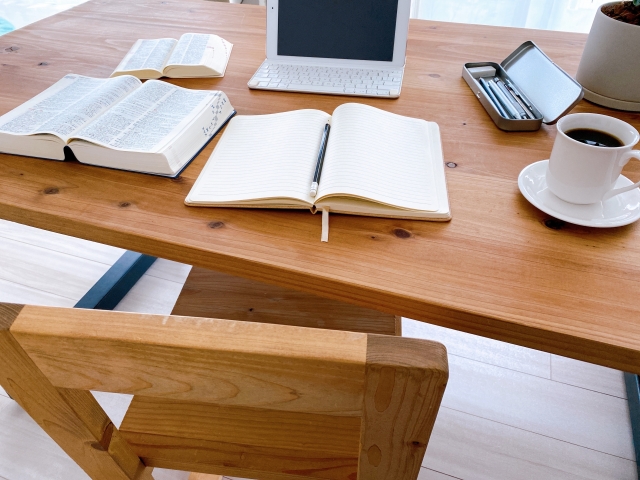 机とメモとパソコン