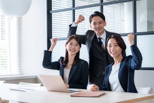 建設会社で働く男女