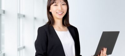 パソコンを持っている女性