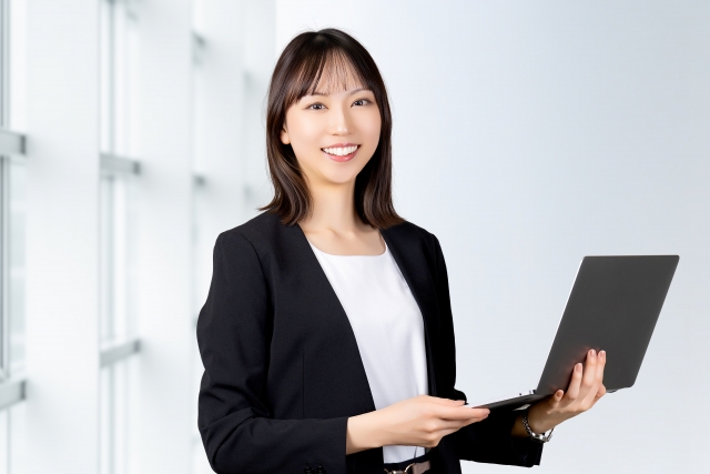 パソコンを持っている女性
