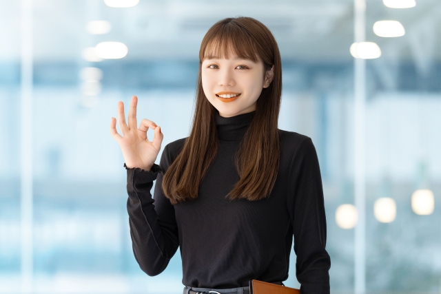 丸を作っている女性