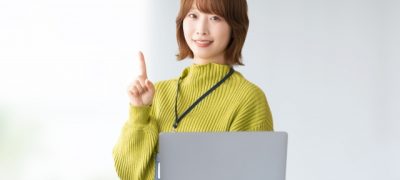 解説している女性